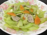 西洋芹炒貢丸