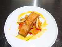 香煎鮭魚佐季節時蔬.白酒百香醬