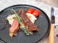 煎肉眼扒伴椰菜花蓉配紅酒汁