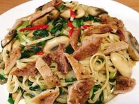 肉排洋菇炒麵
