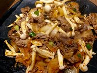 快速又下飯的『韓式泡菜炒牛肉美白菇』