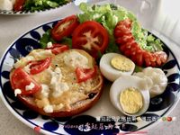 蕃茄起司乳酪貝果🥯雕花香腸🥗🍅🥚