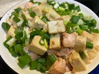 炒鮭魚丁豆腐