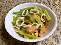 芹菜炒魷魚甜不辣