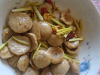 芹菜根辣炒貢丸片