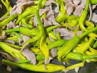 蒜炒肉片金針