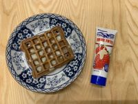 鬆餅配煉奶