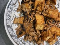 黑蒜燒油豆腐炒肉