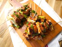 1人3串還是吃不夠！！火烤香蔥雞肉串~