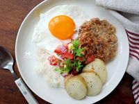 玻利維亞牛肉排蛋飯Silpancho