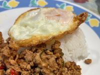 泰式肉碎炸蛋飯