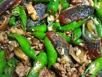 糯米椒皮蛋肉末炒舞菇