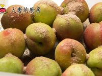人妻的廚房--醃桃子