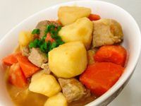 馬鈴薯紅蘿蔔燉肉-特福饗味萬用鍋