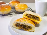 台式咖哩肉餡麵包 Taiwanese bread with curry meat filling