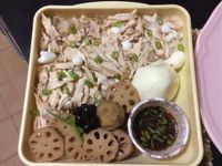 「帶便當」手撕雞肉飯與甘露煮蓮藕