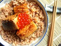居酒屋風燒烤鮭魚親子丼