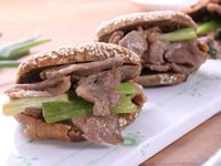<湯瑪仕創意料理> 辣味蔥爆羊肉芝麻燒餅