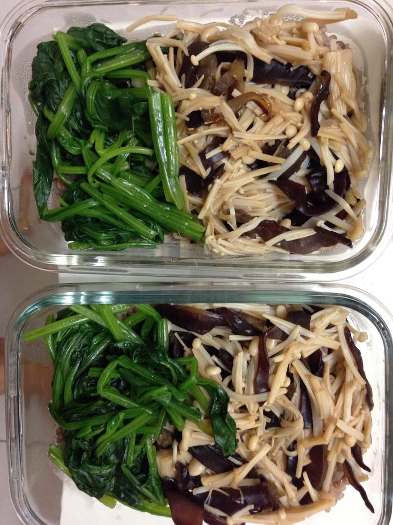 菇菇波菜五穀芝麻醬油快速便當