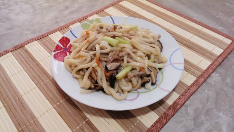 肉絲炒烏龍麵
