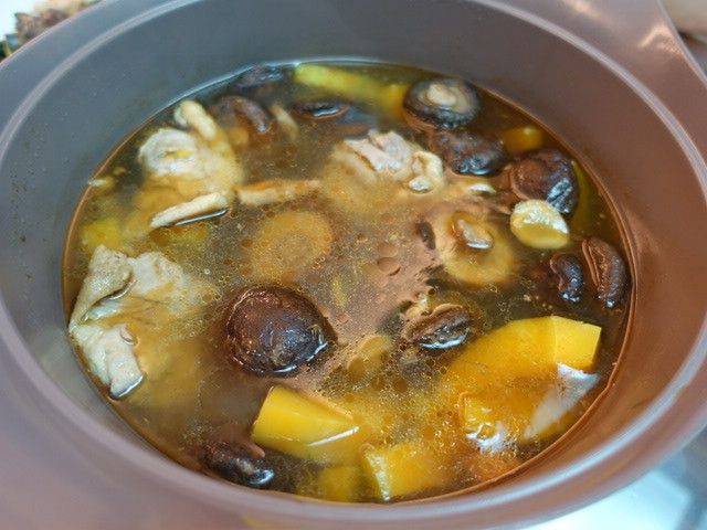 南瓜香菇麻油雞湯
