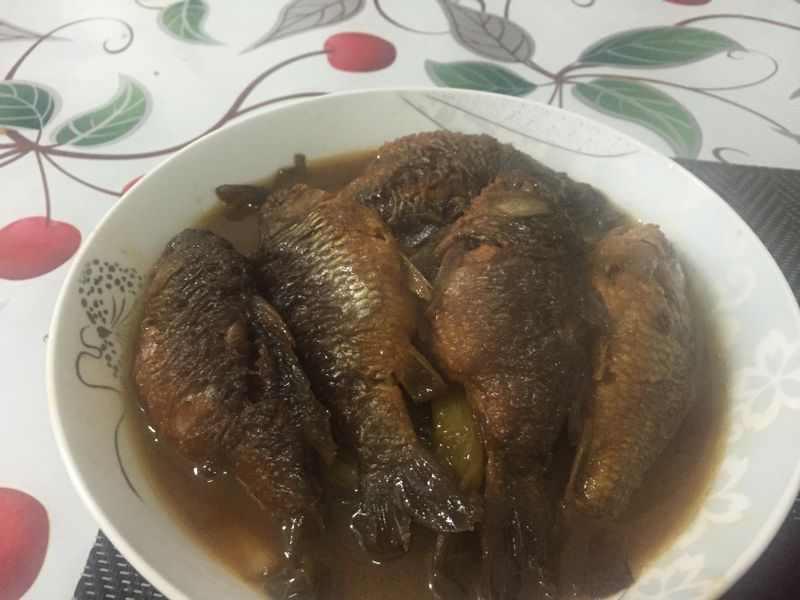 蔥燒鯽魚