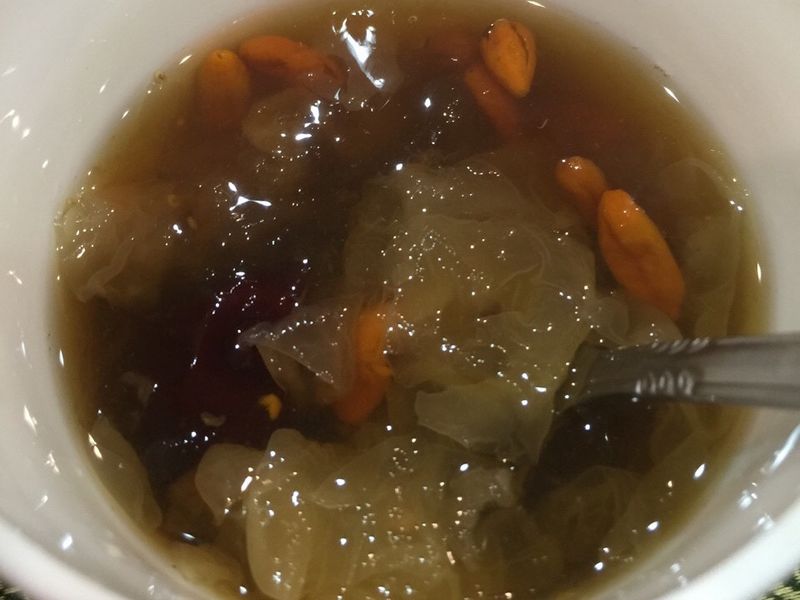 白木耳燕窩甜湯(滿滿的膠原蛋白)