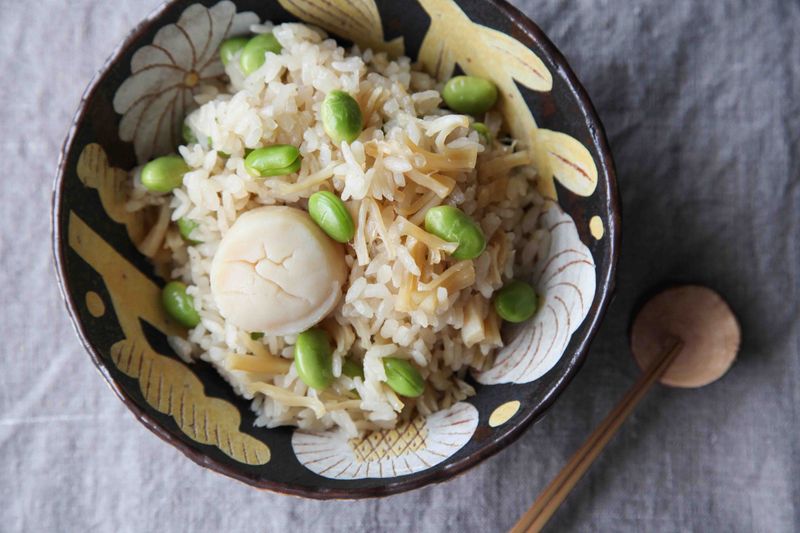 適合春天的~干貝毛豆炊飯