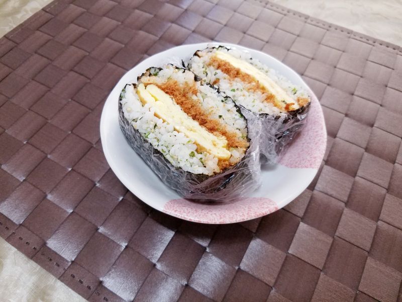 海苔肉鬆蛋飯糰