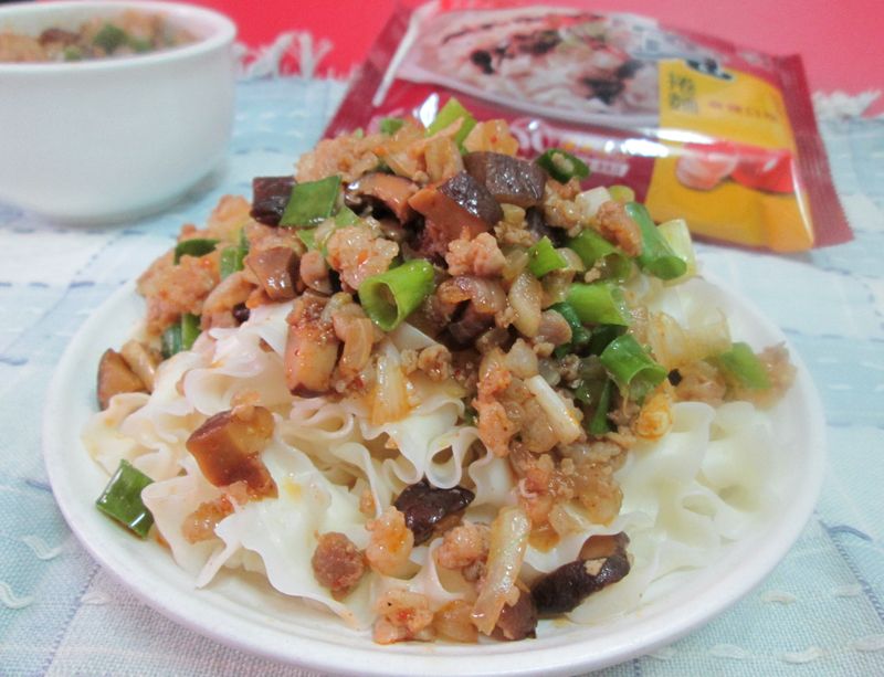 麻辣肉醬拌寬捲