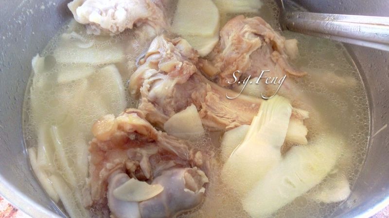 綠竹筍大骨湯
