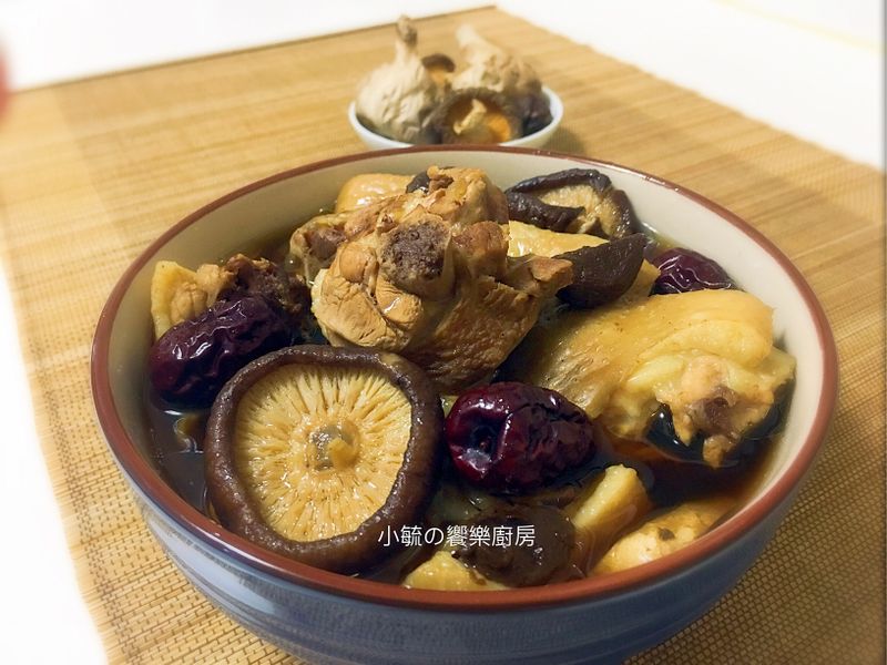 黑蒜頭香菇雞湯 《電鍋料理》