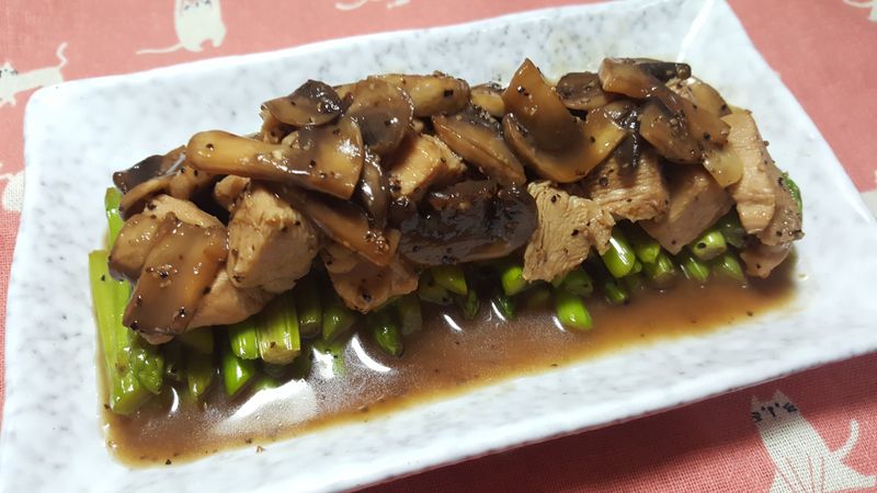 蘆筍炒雞丁佐黑胡椒醬汁