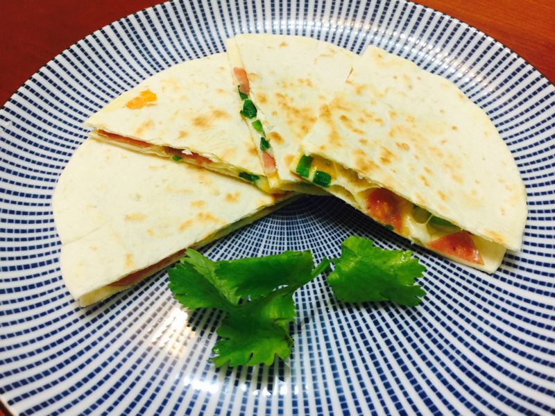 小孩最愛：墨西哥薄餅夾沙拉米起司蔥