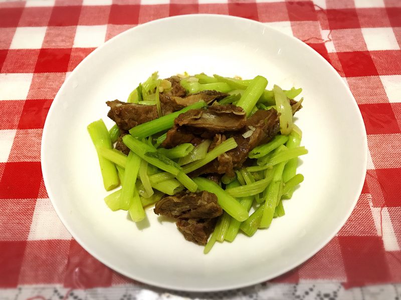 對牛談芹