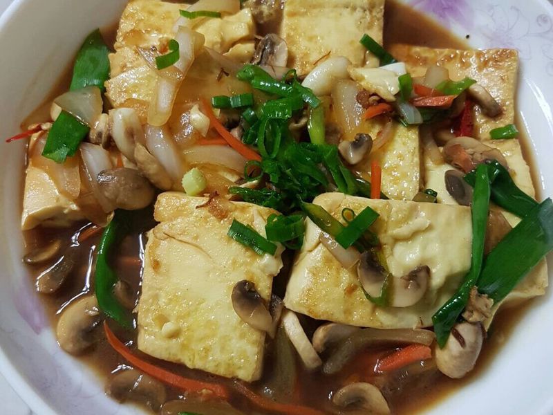 洋蔥蘑菇燴豆腐-下飯家常菜