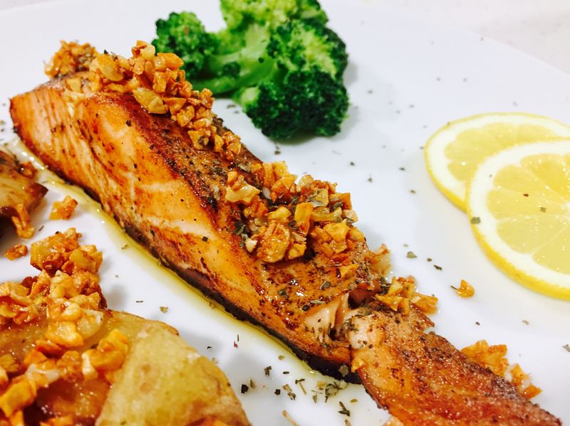 五星級料理👉🏼香煎奶油蒜味鮭魚