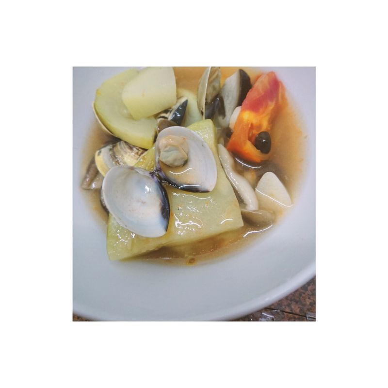 蒜味塔吉鍋蛤蜊番茄蒸蔬菜