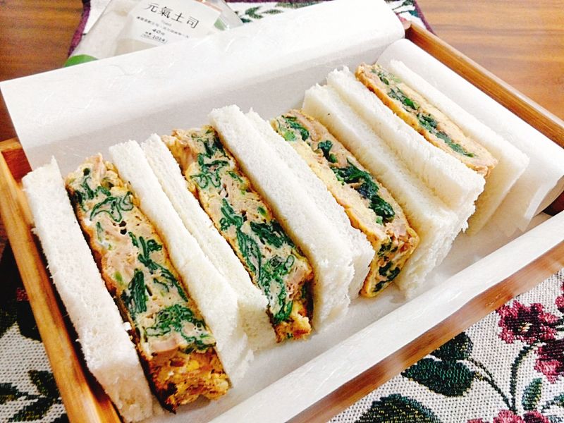 厚蛋菠菜鮪魚三明治一超簡單