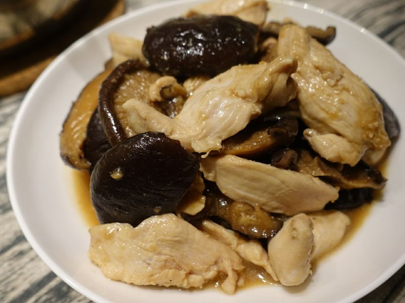 北菇滑雞煲
