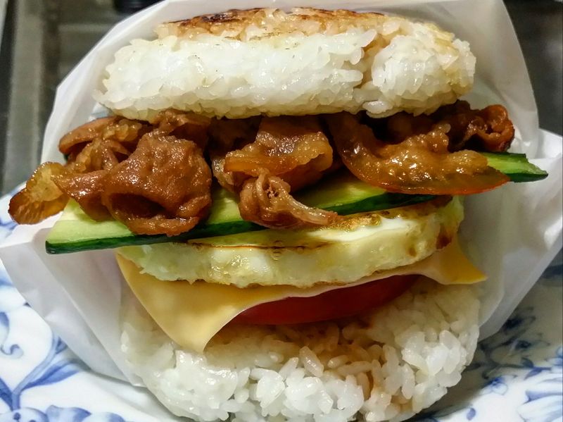 賢慧的愛妻早餐-照燒豬肉米漢堡