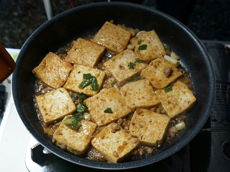 露營簡單料理。肉燥香煎豆腐