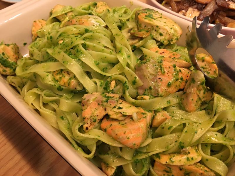 青醬鮭魚義大利麵