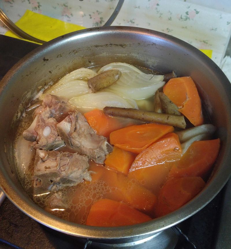 龍骨熬煮高湯