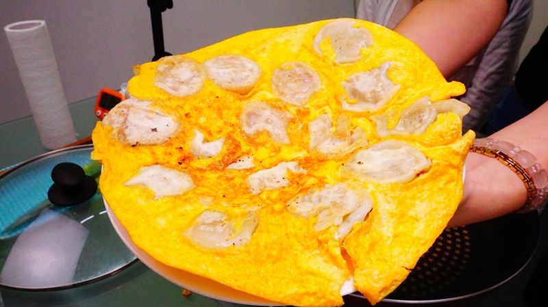 外酥內厚嫩蛋香味十足的 金門蛋煎餃