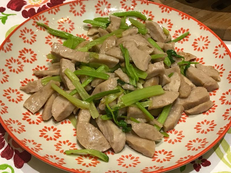 芹菜炒貢丸