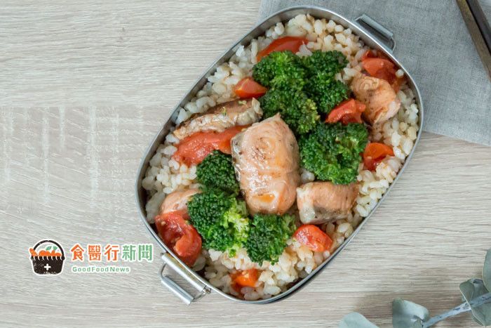 【低卡便當】營養師教你做!烤鮭魚番茄飯