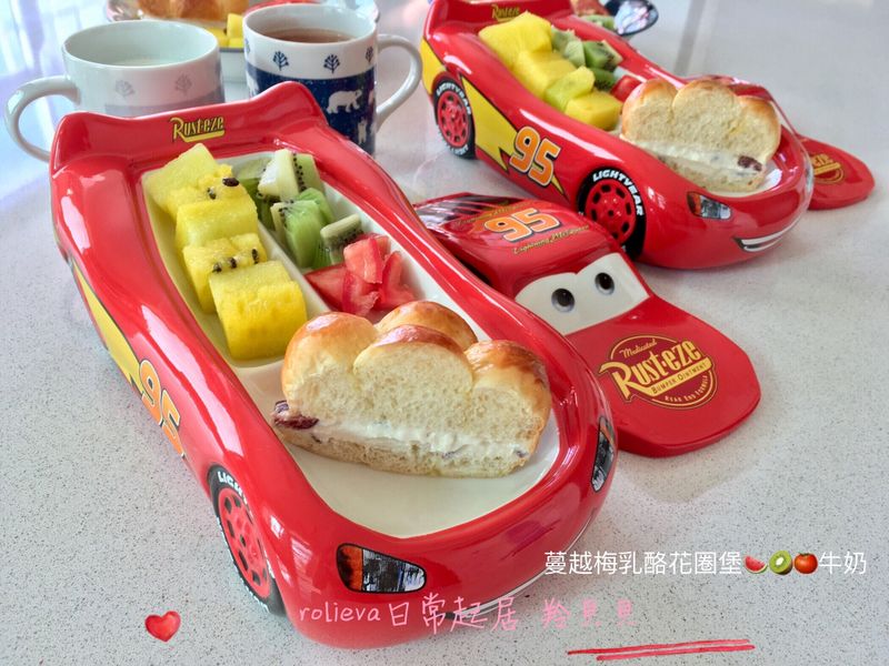 蔓越梅乳酪花圈堡🍉🥝🍅牛奶