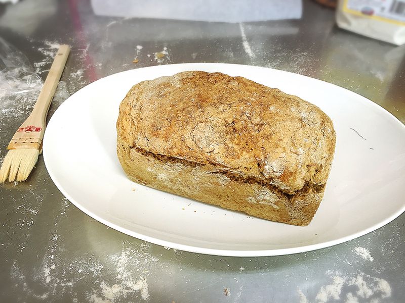 大成功!黑啤酒蘇打麵包+燻鮭魚抹醬