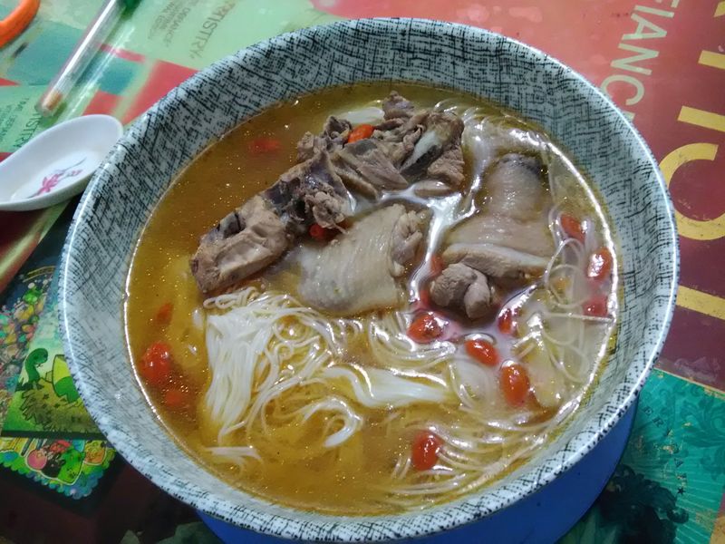 嗯~?怎麼現在就在吃麻油雞麵線^__<
